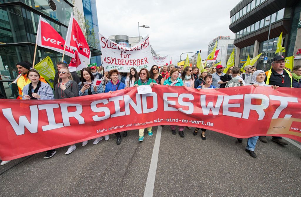 Demozug der Streikenden durch Stuttgart
