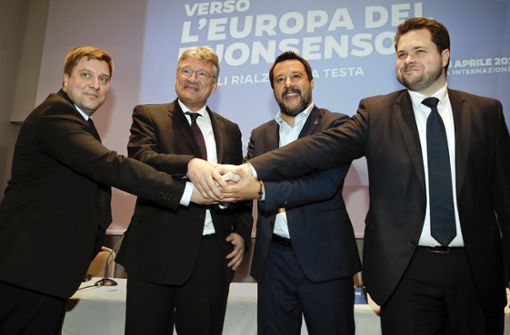 Olli Kotro (v.l.) aus Finnland,  Jörg Meuthen, der Italiener Matteo Salvini  und Anders Vistisen aus Dänemark zeigen sich geeint. Foto: AP