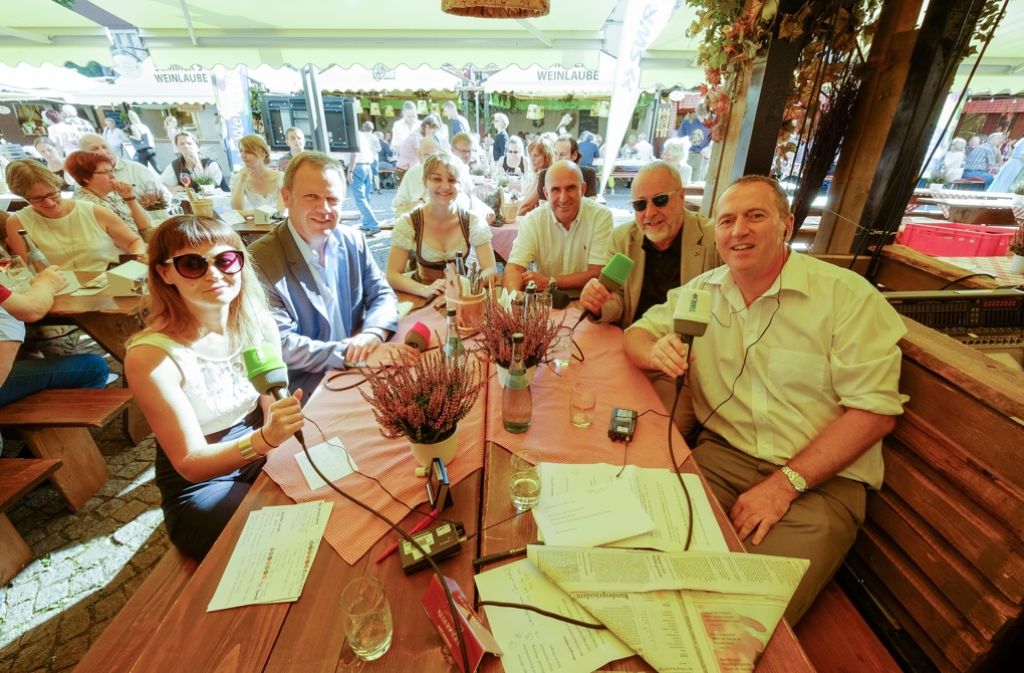 Die Weindorf-Runde: Diana Hörger, Michael Matting, Weinprinzessin Anja Gemmrich, Rüdiger Winter, Fred Breinersdorfer, Tom Hörner (von links)