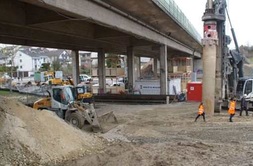 Die Arbeiten an der Brücke, über die die B27 führt, dauern nun schon einige Wochen. Foto: SDMG/SDMG / Gress