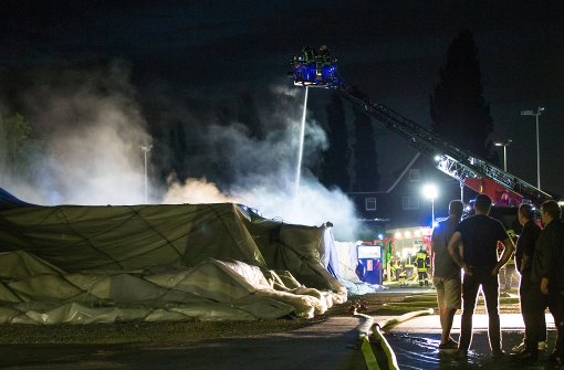 Eine Flüchtlingsunterkunft in Gelsenkirchen brennt nieder, die Bewohner können sich retten – die Polizei vermutet, dass es keinen fremdenfeindlichen Hintergrund für den Brand gab. Foto: dpa