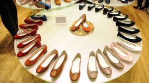 Auch Schuhe und Bekleidung dürfen  künftig in den Geislinger Fabrikverkäufen angeboten  werden. Foto: dpa