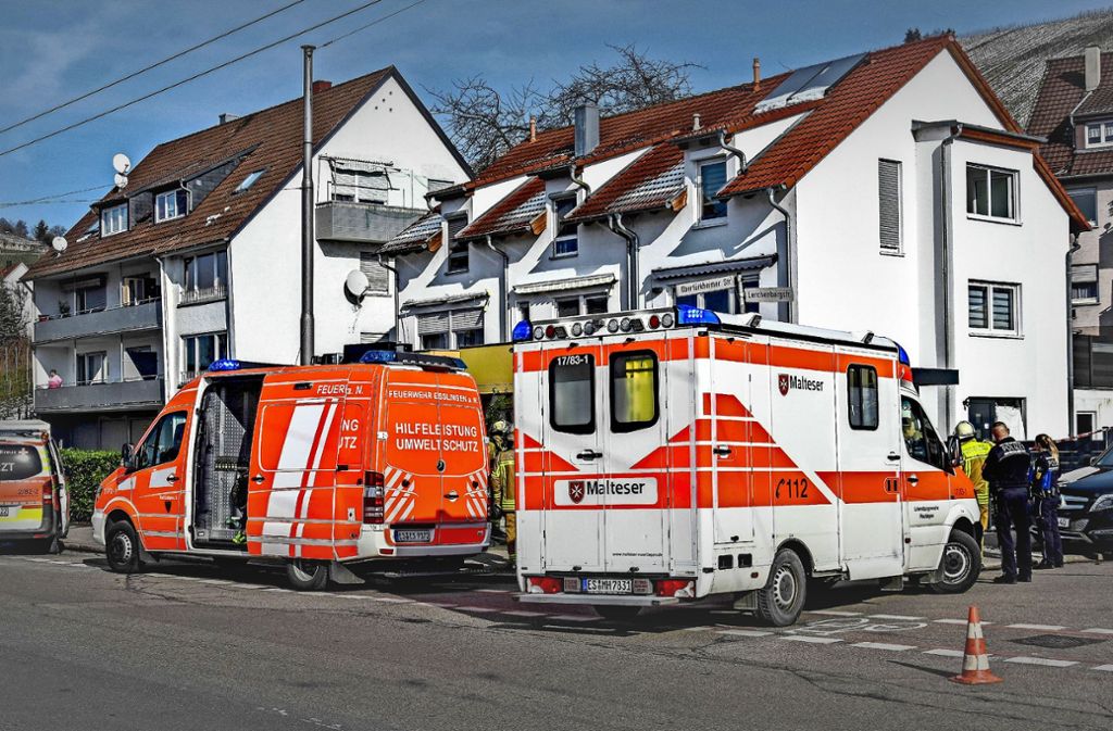 In dem Reiheneckhaus an der Ecke Obertürkheimer Straße/Lerchenbergstraße ist am Montag  eine Familie mit zwei kleinen Kindern ums Leben gekommen. Foto: SDMG