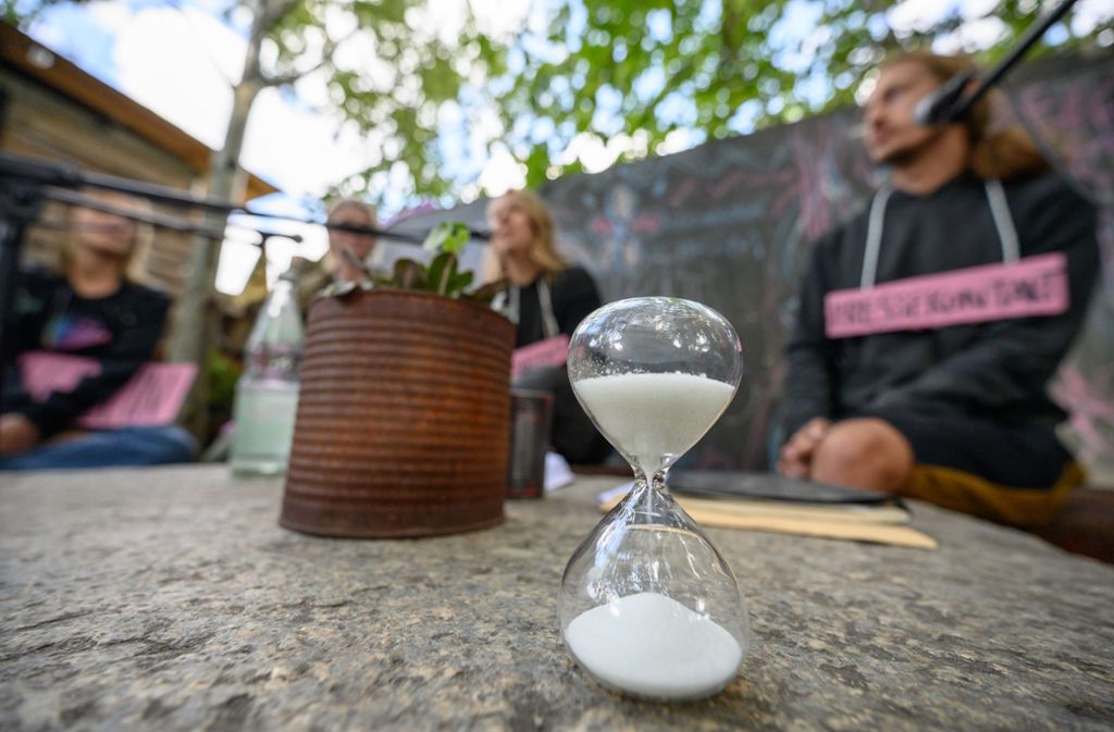 „Uns läuft die Zeit davon“, soll die Sanduhr – das Symbol der Gruppe – ausdrücken. Dieses Bild stammt von einer Pressekonferenz der Initiative Anfang September in Berlin.