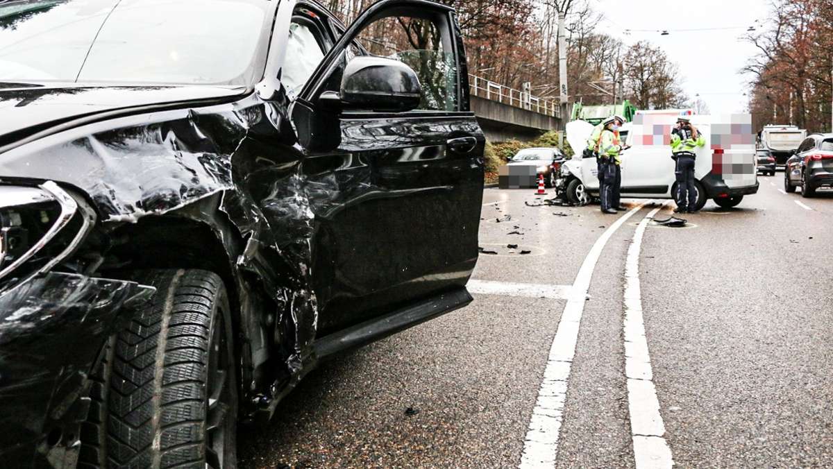 Unfall in Stuttgart-Süd: Auto kracht auf Neuer Weinsteige in Lkw – Stauchaos