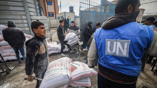 Welche Rolle spielt das UN-Hilfswerk für palästinensische Flüchtlinge? Hier eine Ausgabestation für Lebensmittel in Rafah im Gazastreifen. Foto: AFP