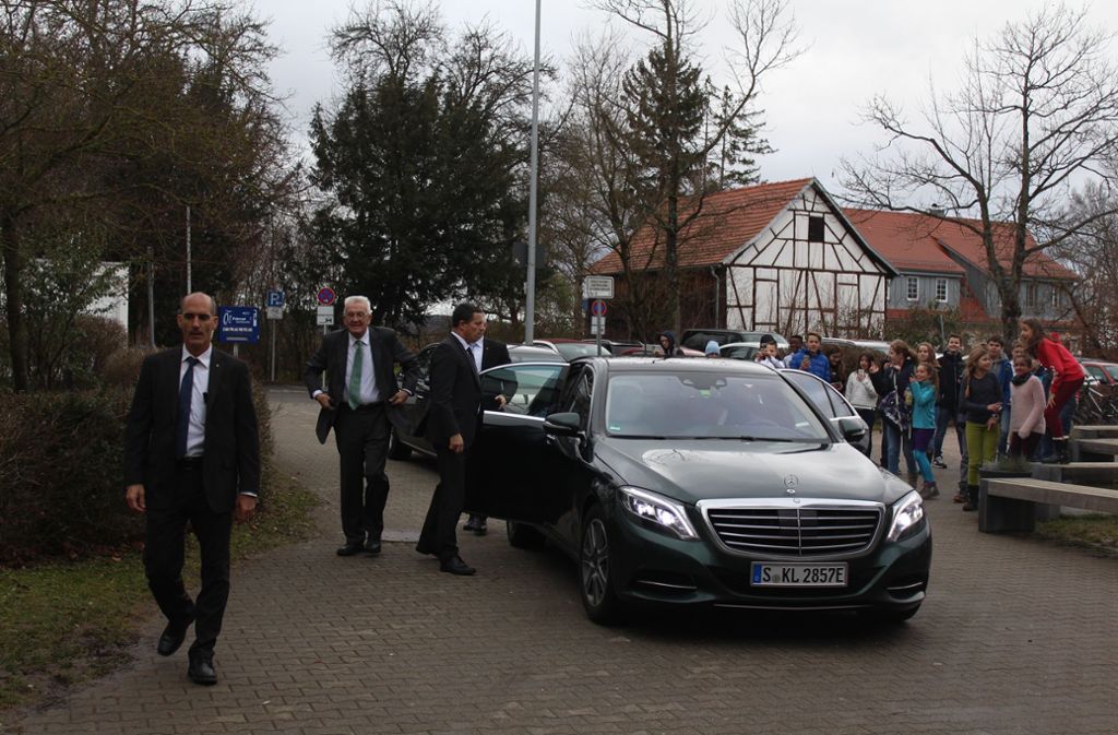 Der Ministerpräsident kam mit zwei Autos und Sicherheitsleuten zum Eduard-Spranger-Gymnasium.