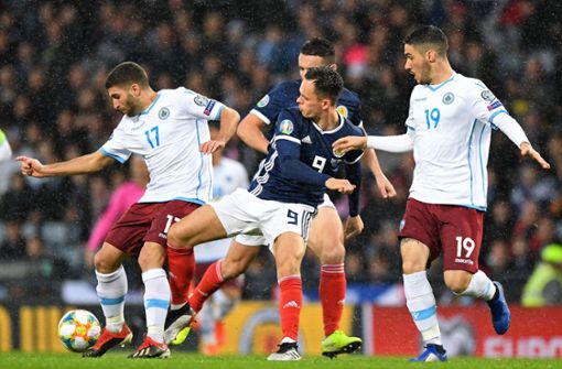 San Marinos Kicker (weiße Trikots)  im EM-Qualifikationsspiel gegen Schottland. Foto: AFP/ANDY BUCHANAN