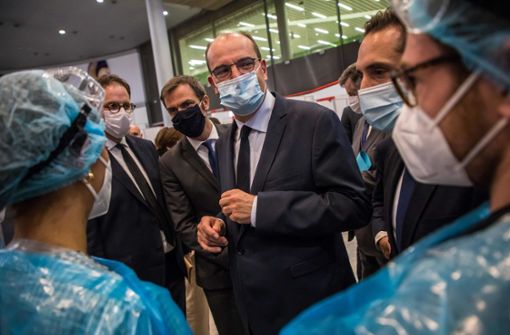Frankreich rüstet gegen die Corona-Pandemie. Premier Jean Castex informiert sich am Pariser Flughafen Charles de Gaulle, wie in Zukunft Passagiere aus Risikogebieten getestet werden. Foto: AFP/CHRISTOPHE PETIT TESSON