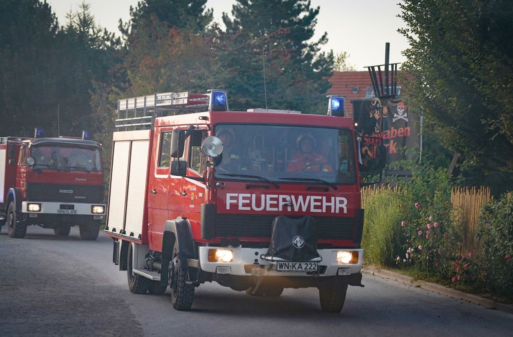 Die Kaisersbacher Feuerwehr trifft mit drei Fahrzeugen am Schwabenpark ein.