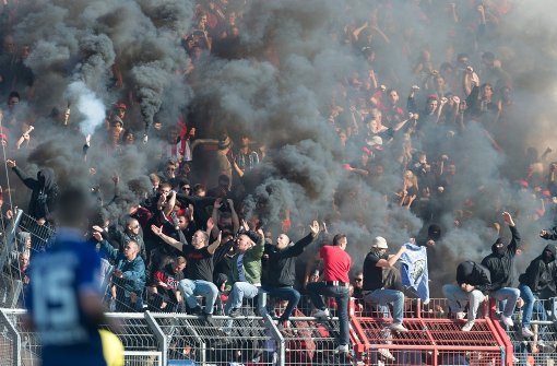 Die Anhänger des 1. FC Nürnberg nutzen die Partie beim Karlsruher SC zu schweren Ausschreitungen. Foto: dpa