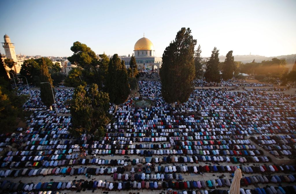 Gläubige beten vor der Al-Aqsa Moschee in Jerusalem.