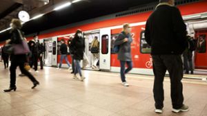 Aufmerksamen Pendlern wird es vielleicht schon aufgefallen sein: An den S-Bahn-Steigen in Stuttgart ist bei den Bahn-Durchsagen eine neue Stimme zu hören. (Symbolbild) Foto: Lichtgut/Julian Rettig
