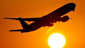 Australisches Flugzeug muss auf Bali landen