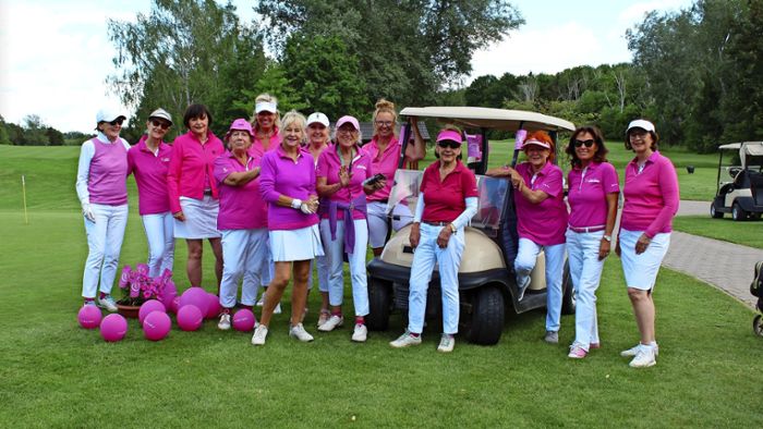 Frauen golfen gegen Brustkrebs