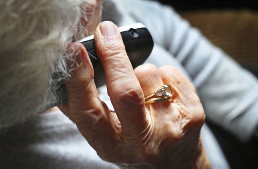 Eine ältere Frau am Telefon: Ist am anderen Ende wirklich die Polizei? Foto: dpa/Karl-Josef Hildenbrand