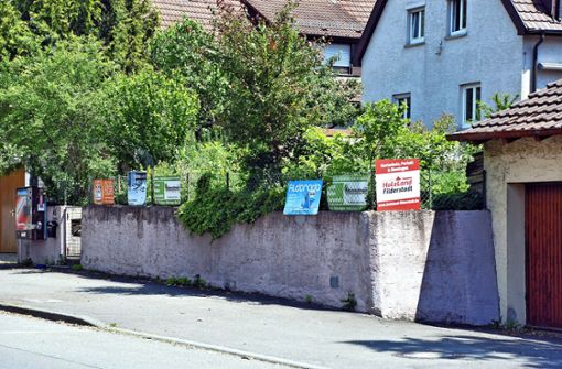 Die Werbung in der Esslinger Straße in Nellingen soll künftig per Bebauungsplan reguliert werden. Foto: /eter Stotz