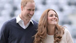 Es ist die erste große Reise von Prinz William und Herzogin Kate als junge Eltern - und sie machen ihre Sache bisher recht gut. Denn trotz straffem Programm haben die beiden sichtlich Spaß - mit und ohne Baby George. Foto: Getty Images