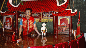 Phan ist Puppenspieler in der siebten Generation - seine Puppen erzählen vom Alltag der Menschen in Vietnamund von der Geschichte des Landes. Foto: funke
