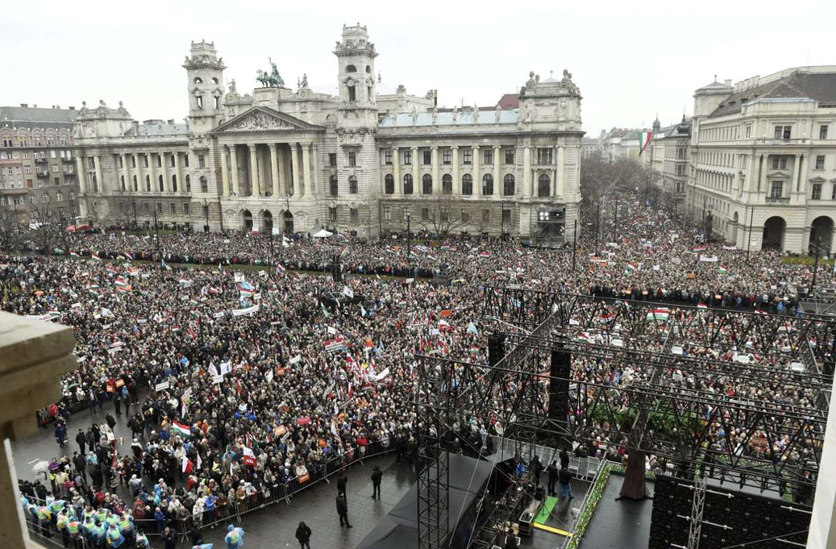 2018 strömten die Massen zu Victor Orbans Wahlkampfauftritten. Foto: dpa/Noemi Bruzak