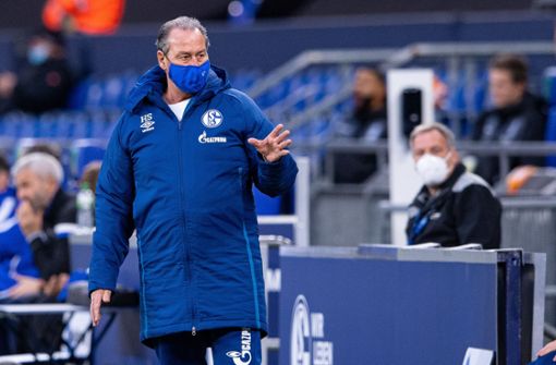 Huub Stevens konnte die Niederlage gegen Bielefeld nicht abwenden. Foto: dpa/Guido Kirchner