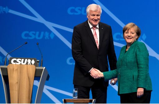 Reibereien beseiteigt: CSU-Chef Horst Seehofer und CDU-Chefin Angela Merkel auf dem CSU-Parteitag Foto: dpa