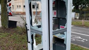 Rowdys haben die Scheiben der Telefonzelle beim Stadtpark zerstört Foto: privat