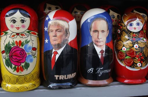 Die zwei mächtigsten Männer der Welt: US-Präsident Donald Trump und Russlands Präsident Wladimir Putin als traditionelle russische Matrjoschka-Puppen mit Porträts an einem Souvenier-Verkaufsstand in Sankt Petersburg (Russland). Foto: dpa