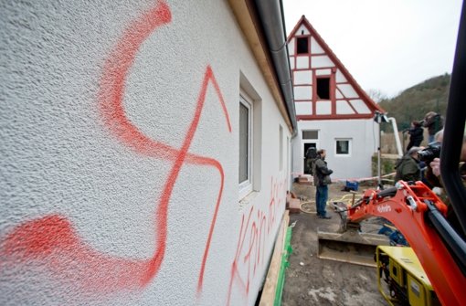 Ein Hakenkreuz ist an einer Hauswand in Vorra (Bayern) zu sehen. Hier sollten Asylbewerber einziehen. (Archivfoto vom 12. Dezember 2014.) Foto: dpa