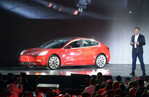 Tesla-Chef Elon Musk bei der Vorstellung des Model 3 Foto: dpa
