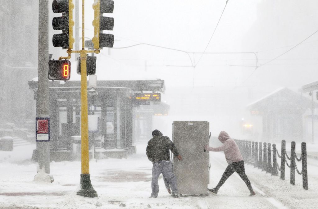 Für die Region im Mittleren Westen der USA erwartete der nationale Wetterdienst am Sonntagmorgen bis zu 51 Zentimeter Schnee.