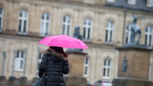Der Regenschirm sollte an diesem Wochenende immer dabei sein. Foto: dpa