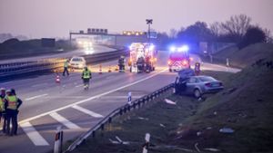 Am frühen Sonntagmorgen kam es gegen 4.30 Uhr auf der A8 zu einem schweren Unfall in Fahrtrichtung München. Foto: 7aktuell.de/Simon Adomat