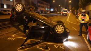 Das Auto überschlug sich bei dem Unfall. Foto: /Andreas Rosar Fotoagentur-Stuttgart