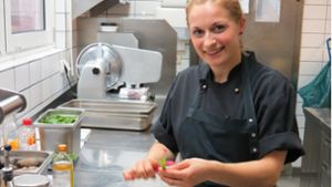 Vivien Volkmer an ihrem Arbeitsplatz in der Küche des Restaurants Pier 51 in Stuttgart-Degerloch Foto: Julia Bosch