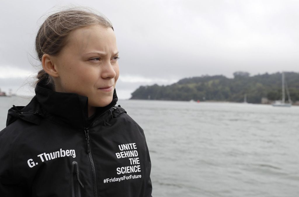 Greta Thunberg vor dem Start ihrer Segelreise. Unsere Bilderstrecke zeigt Hintergründe zu Thunbergs Leben und ihre wichtigsten Stationen, seitdem die Jugendliche vor rund einem Jahr das erste Mal für’s Klima streikte.
