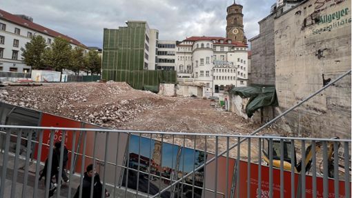 An der Königstraße soll  ein Büro- und Geschäftshaus entstehen. Der Abriss des Altbaus ist nicht vollständig vollzogen. Foto: StZN/ks