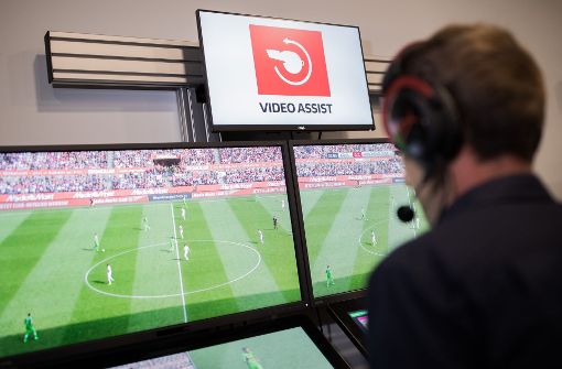 Der Videobeweis soll in der Bundesliga trotz technischer Pannen weiterhin eingesetzt werden. Foto: dpa
