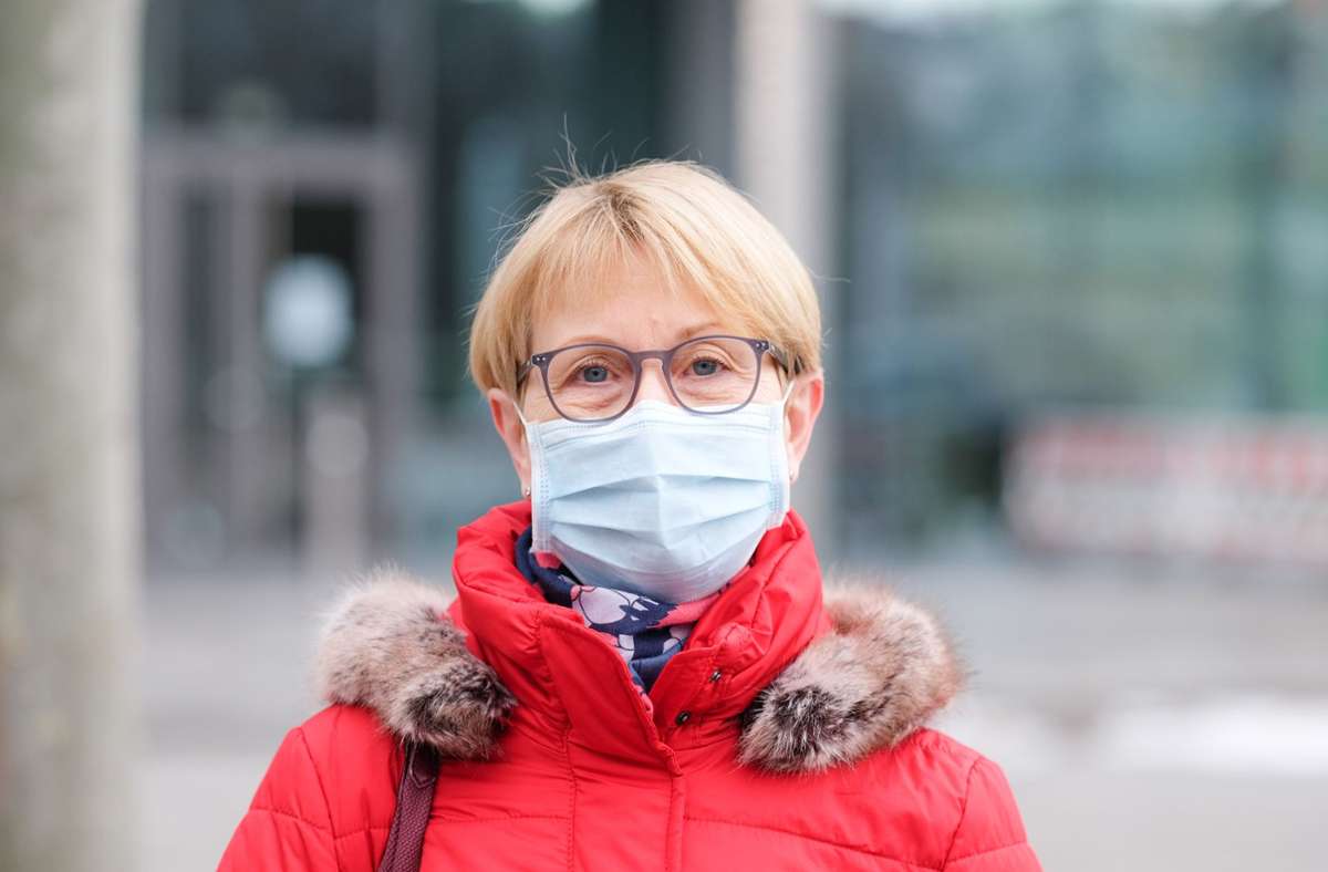 Silvia Meves, (67), Rentnerin aus Stuttgart fordert, dass die FFP2-Masken günstiger werden.