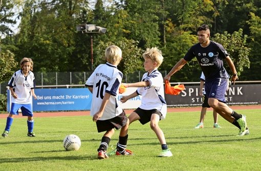 Die Fußballer vom KV Plieningen haben sich beim Probetraining mit den Kickers auf der Waldau mächtig ins Zeug gelegt Foto: Ines Rudel