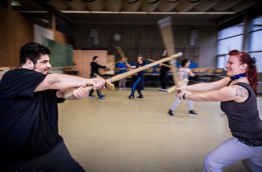Zum Schwertkampf gehört nicht nur das richtige Angreifen, sondern auch das Parieren. Foto: geschichtenfotograf.de