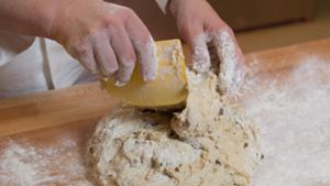 Weizen- und Dinkelmehl enthalten viel Gluten und kleben dadurch gut. Roggenmehl funktioniert beim  Brotbacken nur mit einem  Sauerteig. Foto: dpa/Sebastian Kahnert