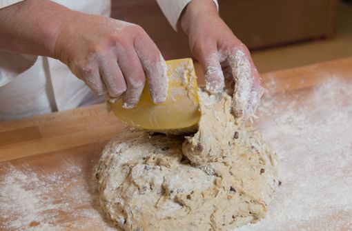 Weizen- und Dinkelmehl enthalten viel Gluten und kleben dadurch gut. Roggenmehl funktioniert beim  Brotbacken nur mit einem  Sauerteig. Foto: dpa/Sebastian Kahnert