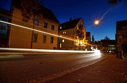 Die Anwohner in der Burgstraße im Fellbacher Süden klagen schon länger über den Verkehrslärm und  die Belastungen in den Nachtstunden. Foto: Gottfried Stoppel (Archiv)