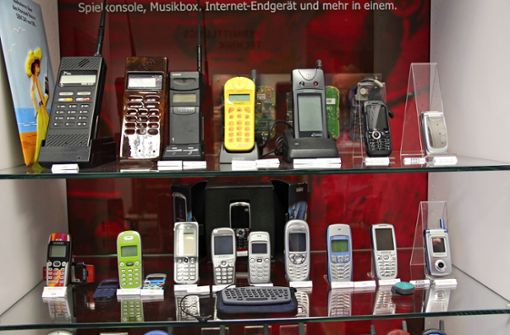Zum Fundus zählen auch zahlreiche ältere Mobiltelefone. Foto: Archiv Bernd Zeyer