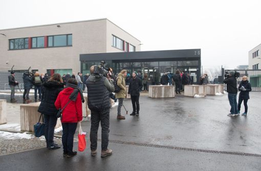 Journalisten vor der Juzstizvollzugsanstalt, wo der Prozess aus Sicherheitsgründen stattfand. Foto: dpa-Zentralbild
