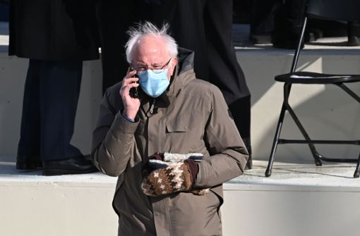 Fäustlinge und dicke Winterjacke: Senator Bernie Sanders hielt sich nicht mit Äußerlichkeiten auf. Foto: AFP/SAUL LOEB