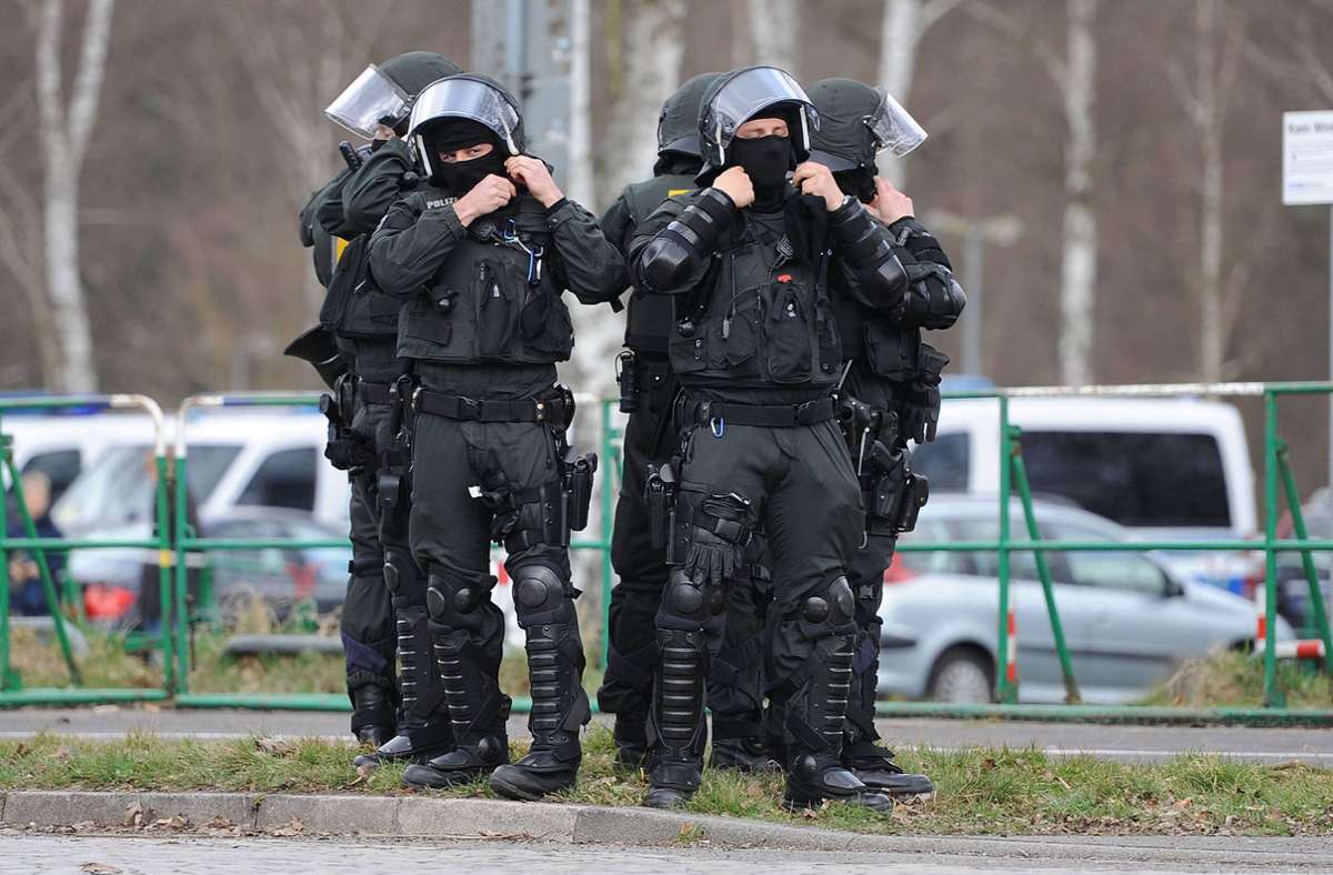 Rund 500 Fans aus Köln sollen Kontrollen der Polizei verweigert haben (Symbolbild).