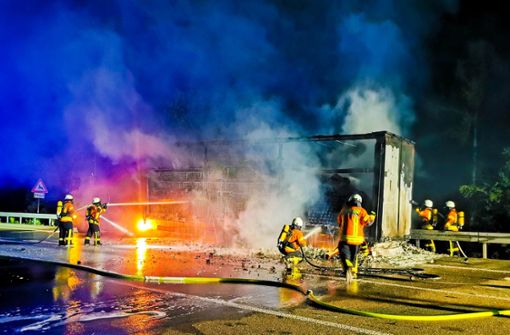 Auf der Autobahn 6 geriet ein Lkw in Brand. Foto: dpa/Julian Buchner