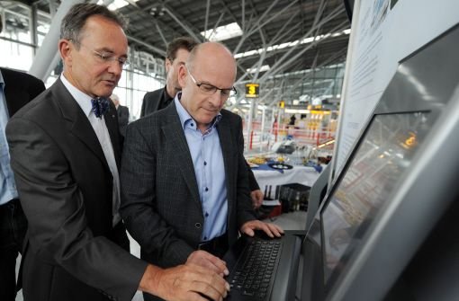 Flughafenchef Georg Fundel (links) stellt Verkehrsminister Winfried Hermann (Grüne) den Atmosfair-Terminal am Stuttgarter Flughafen vor. Foto: dpa